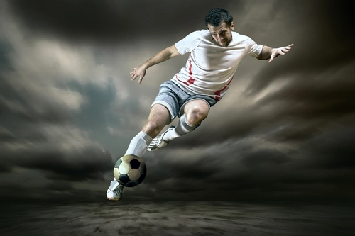 футболист, спорт, игра, мяч, футбол, скорость, нападение, серые, белые